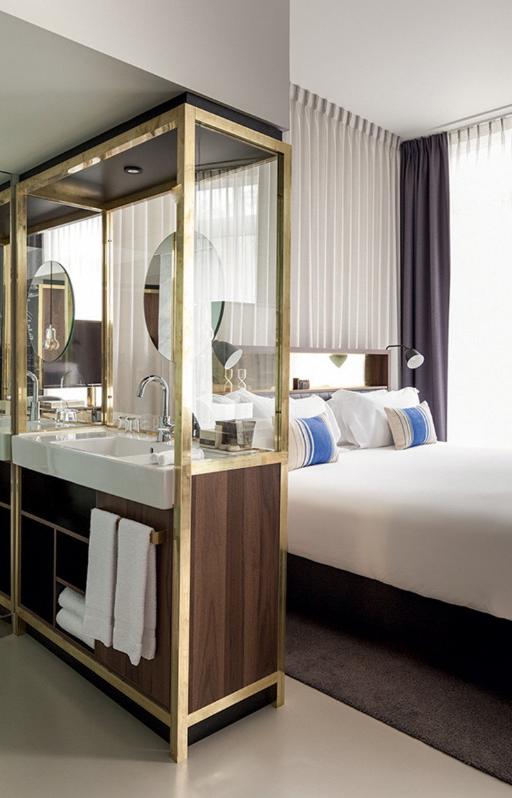 Le concept de l’hôtel prévoit des salles de bains ouvertes sur les chambres.