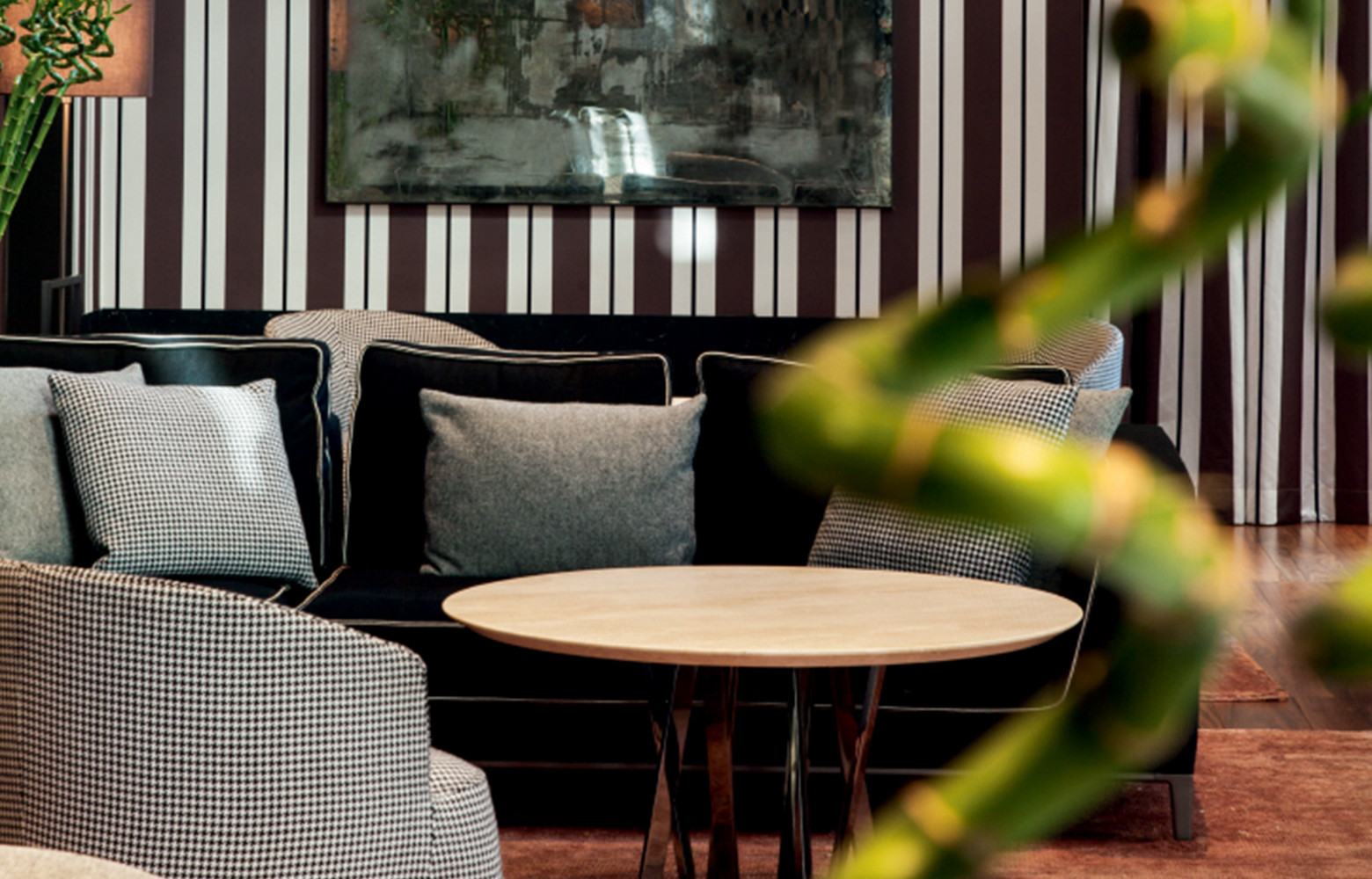 Le lounge et le restaurant Seta affirment une esthétique toute milanaise, faite d’élégance et de sobriété.