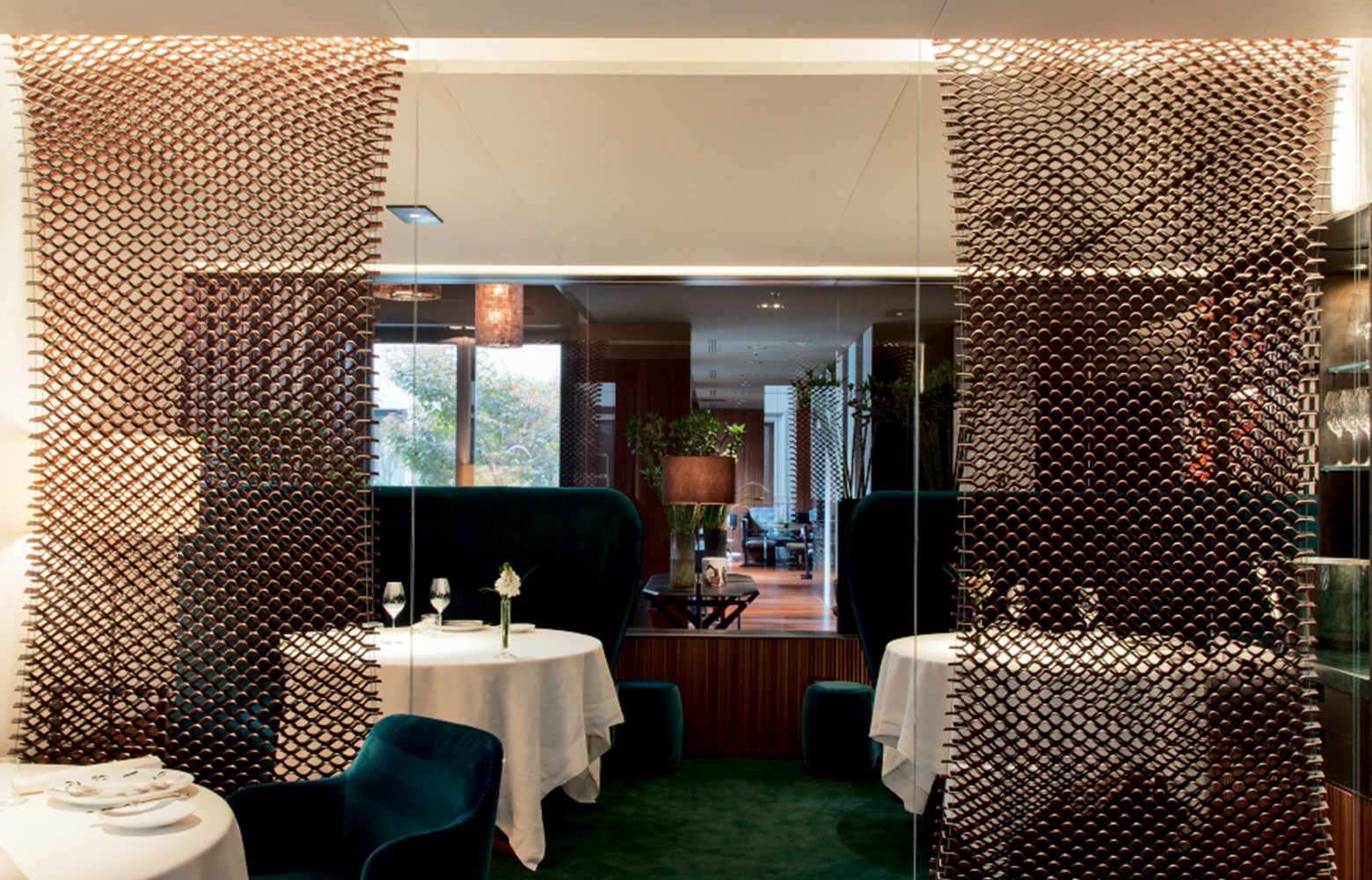 Le lounge et le restaurant Seta affirment une esthétique toute milanaise, faite d’élégance et de sobriété.