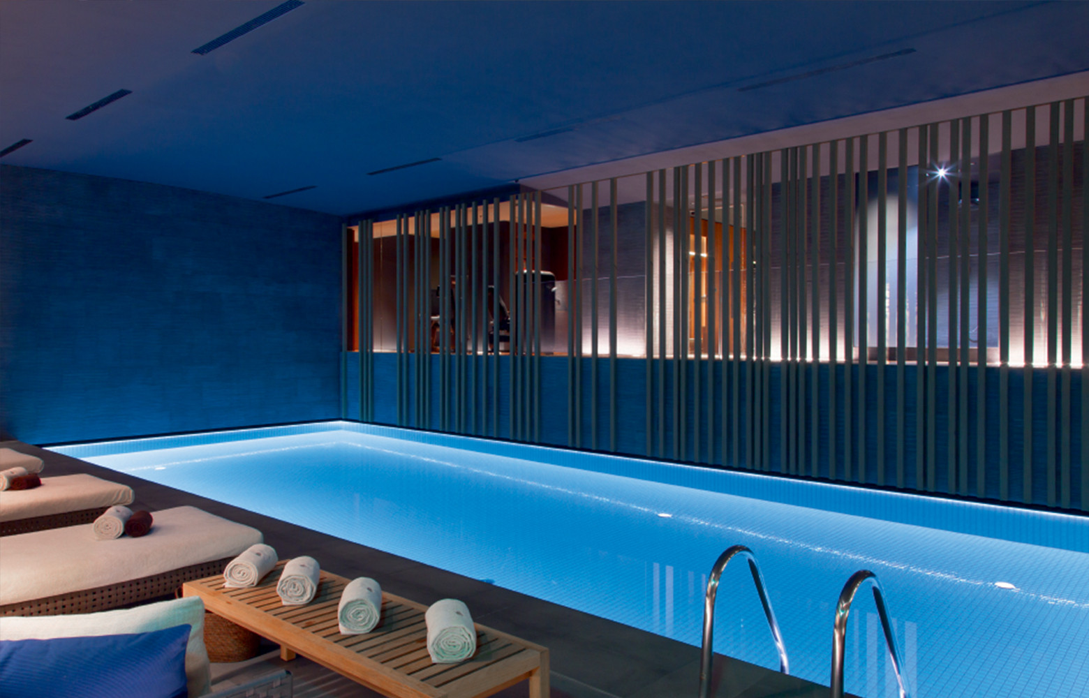 La splendide piscine intérieure accolée au spa constitue une attraction au cœur de Milan.