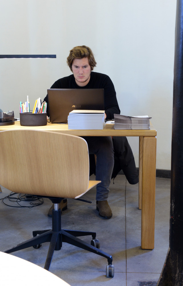 Gauthier, collaborateur du studio, travaille dans le luxe du design abordable selon Objekten. Table Element du grand...
