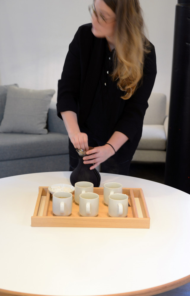 Le plateau Tray semble rappeler à Aurélie, collaboratrice au studio, qu'il y a un produit Objekten pour...