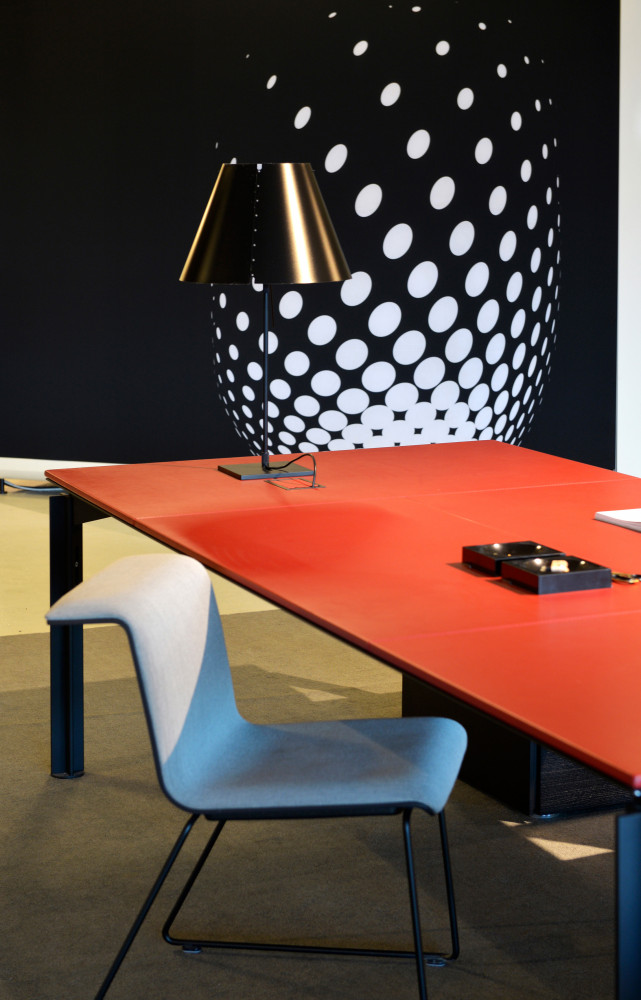 Gros plan sur la chaise Tab d'Alain Berteau et le bureau H2O de Claire Bataille & Paul...