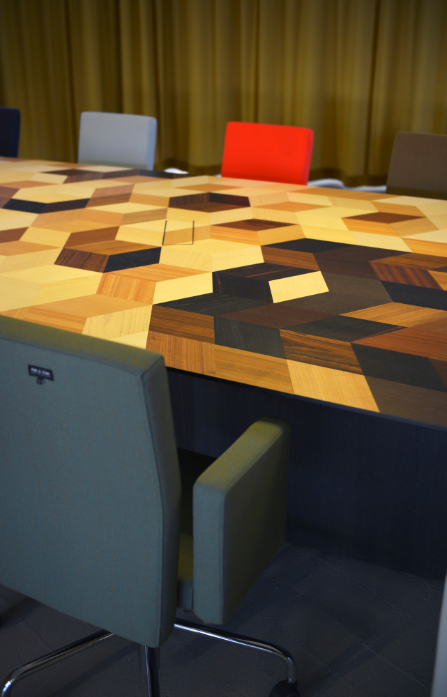 35 % du mobilier Bulo utilise le placage et le sur-mesure, comme cette table de réunion en...