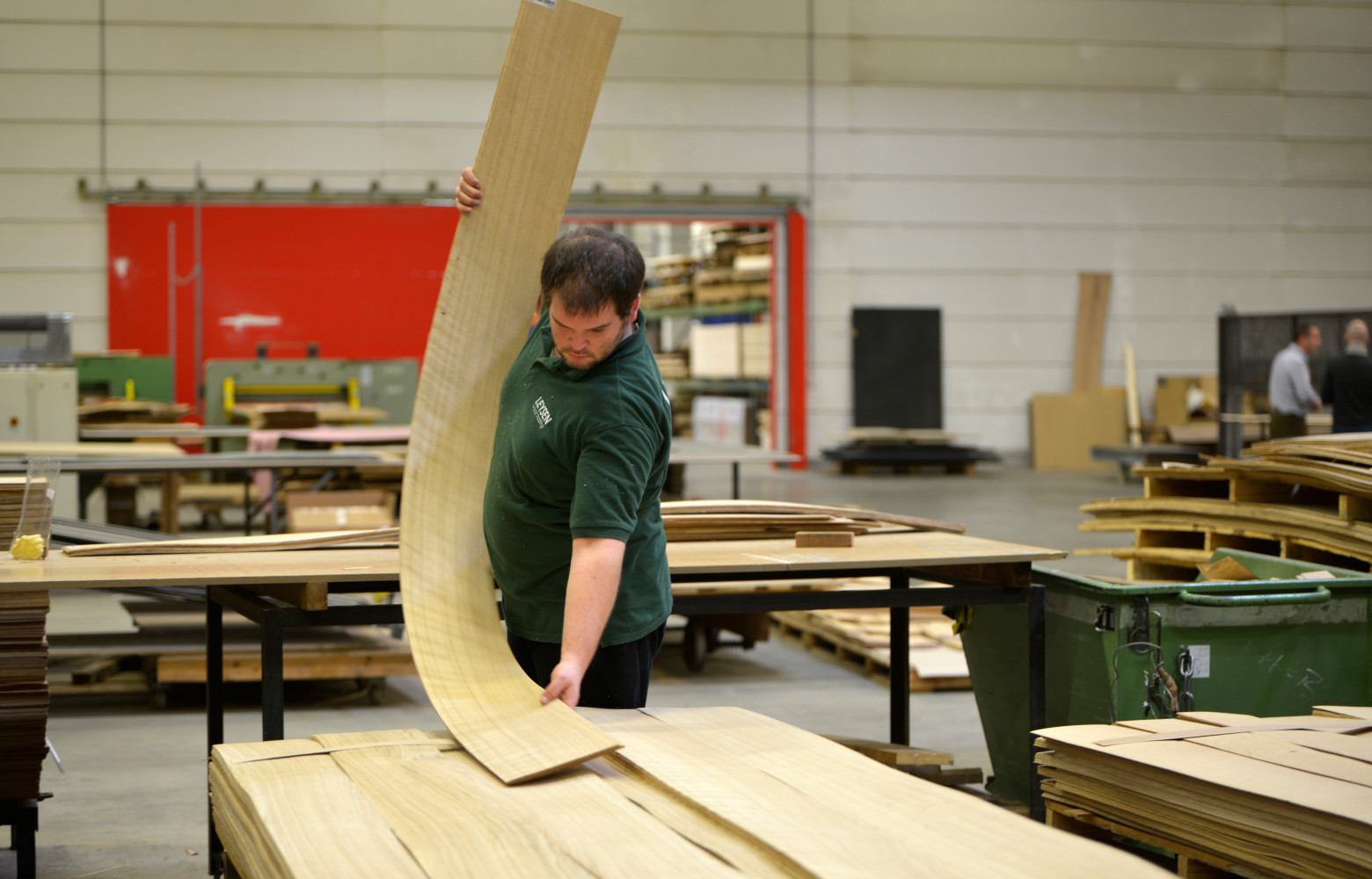 Après le triage, les feuilles de 0,6 à 2,5 mm d'épaisseur sont coupées, jointes, puis pressées sur...