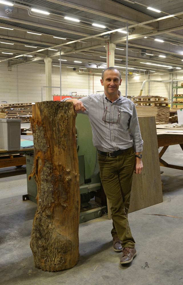 Bert Leysen dirige Bosq, l'entité chargée du placage. Il pose avec un pilier provenant de la lagune...