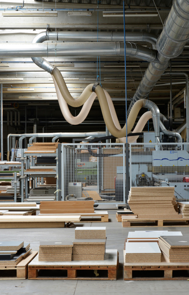 Pour réaliser les meubles, l'usine dispose de 15 000 panneaux stockés puis découpés grâce à un système...