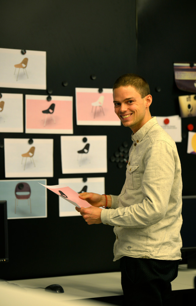 Au mur, les esquisses de la chaise 58 de Léon Stynen, que l'on a pu découvrir au...