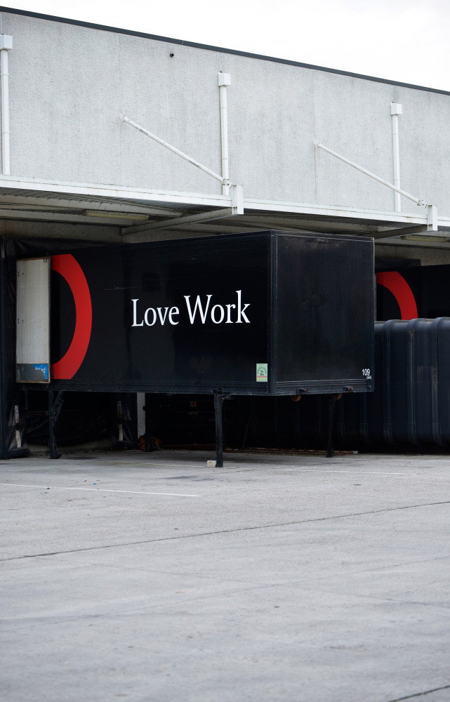 "Love Work", le slogan de Bulo, s'affiche partout.