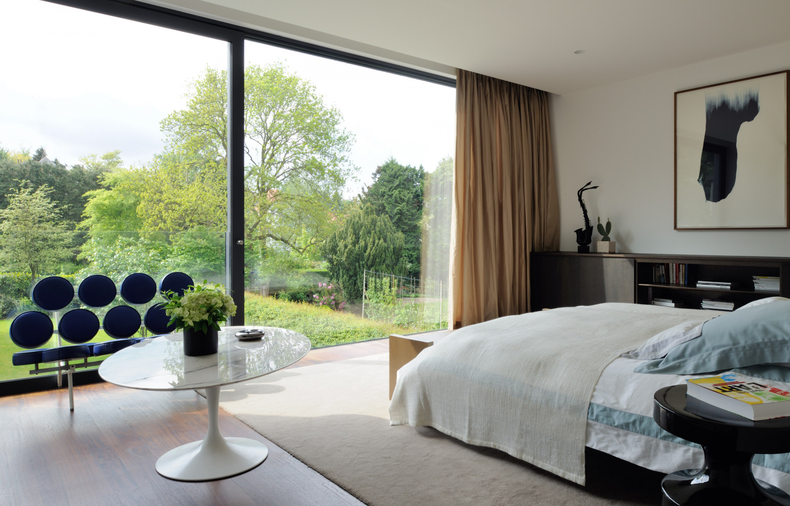 Dans la chambre principale, un saxophone en bronze d’Arman et peinture sur papier de Daniel Lergon (galerie...