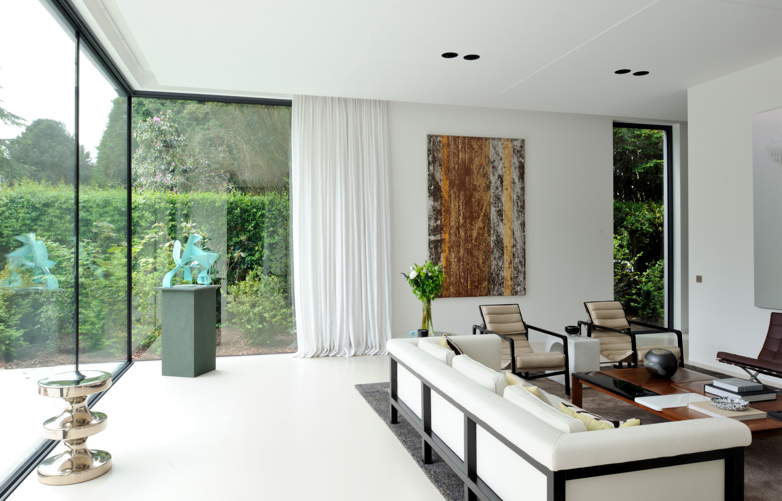 Dans le salon, tabouret Bishop d’India Mahdavi, sculpture en métal bleu de Thomas Kieswetter (galerie Wentrup, Berlin),...