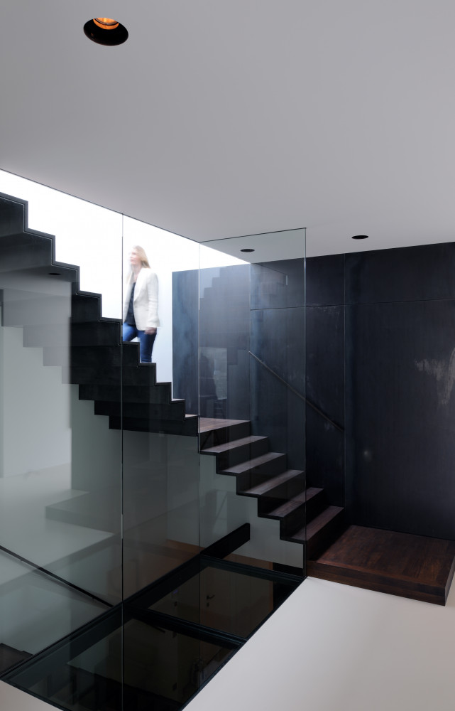 Dans le vestibule, l’escalier en acier et bois exotique est bordé par un garde-corps en verre. Le...