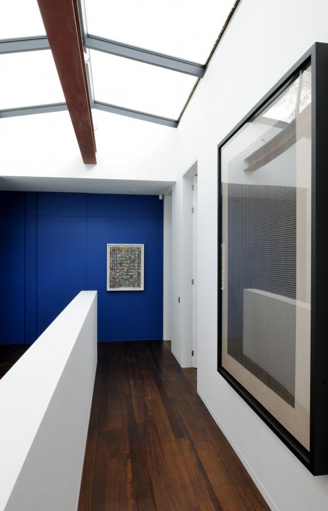 Dans la coursive distribuant les chambres, sur un mur bleu Klein, tableau multicolore de Lionel Esteve (galerie...