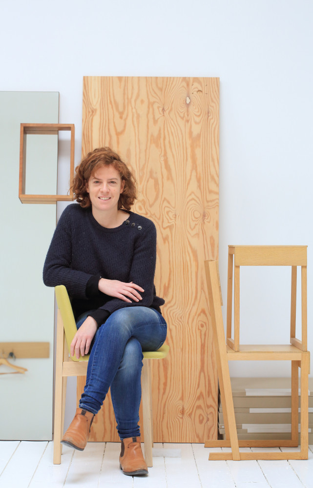Marina Bautier crée des meubles en chêne aux lignes pures pour son label ou pour d'autres marques.