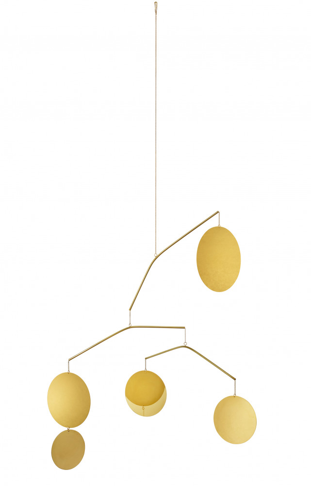 Mobile en laiton Celeste, design Corinne van Havre À partir de 1 240 €. Laloul.
