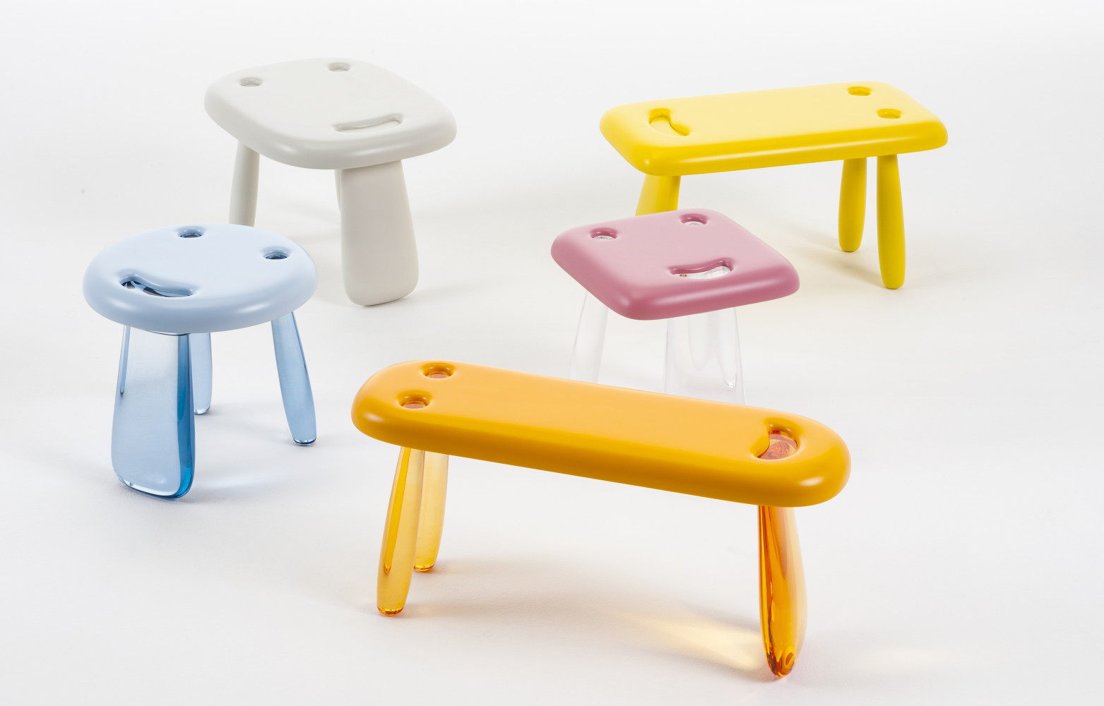 La famille d'assises Smile de Nendo, un clin d'œil optimiste dans une chambre d'enfants.