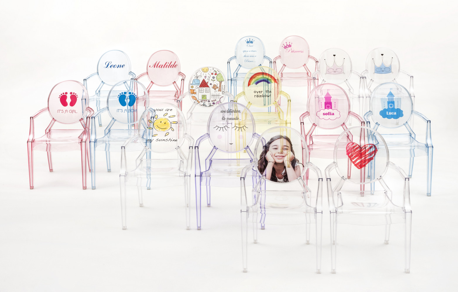 Best-seller de Kartell, la chaise LouLou de Starck est désormais customisable avec le dessin de son choix.