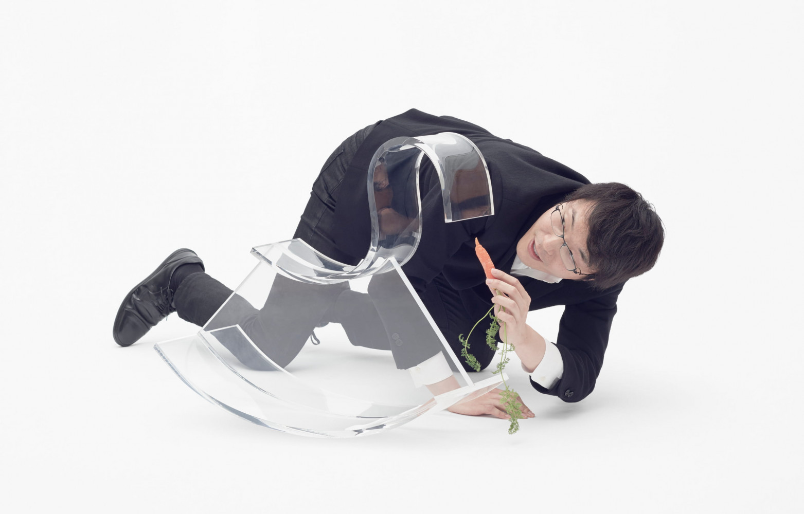 La star du design japonais Nendo tente de nourrir son cheval à bascule H Rocking Horse. Ne...