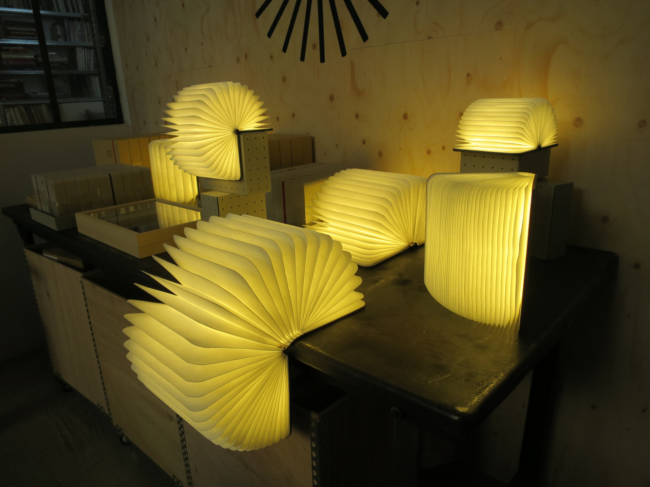 Merci présentait à Milan la lampe Nomade Lumio du designer Max Gunawan. Sa couverture de bois s’ouvre...
