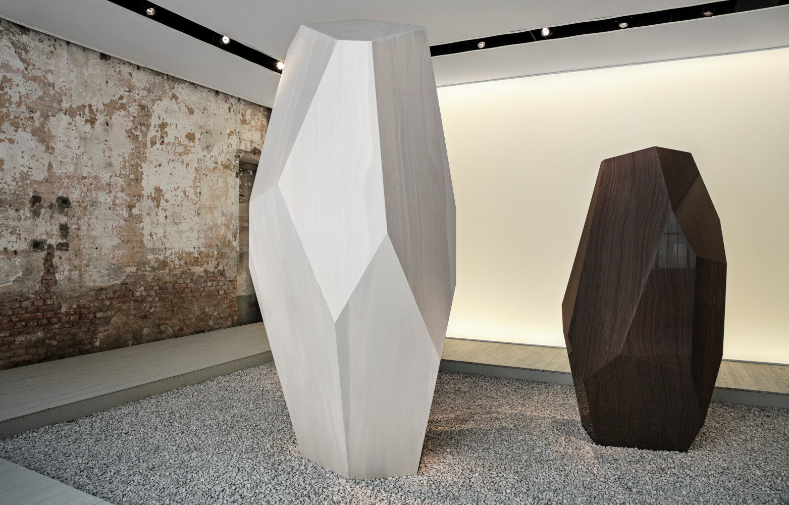 L’installation du designer Naoto Fukasawa évoque le marbre avec ses veinules et ses reflets. Les deux produits...