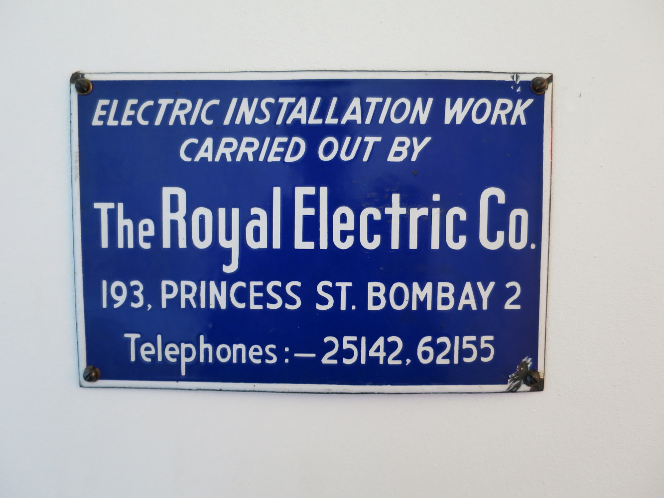 Cette plaque émaillée accrochée sur une porte du rez-de-chaussée du studio de Paola Navone, rappelle l’Asie où...