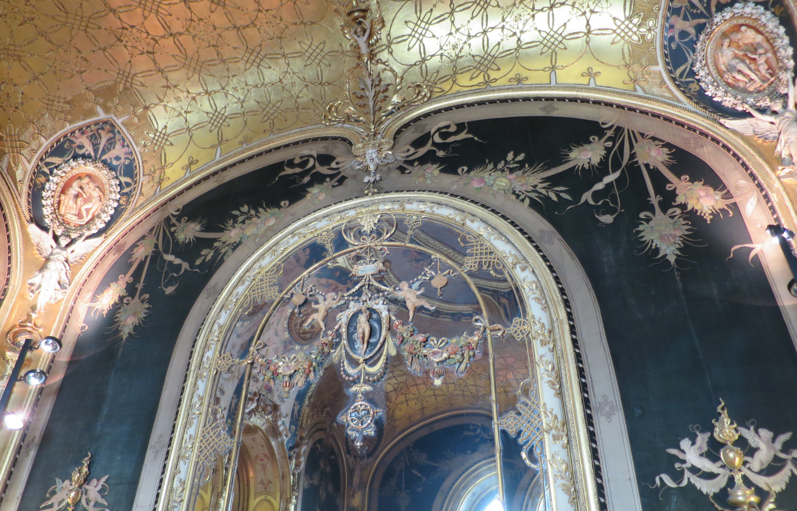 A l’étage, Salle des fleurs, c’est sous les dorures et les murs tapissés de velours de soie...