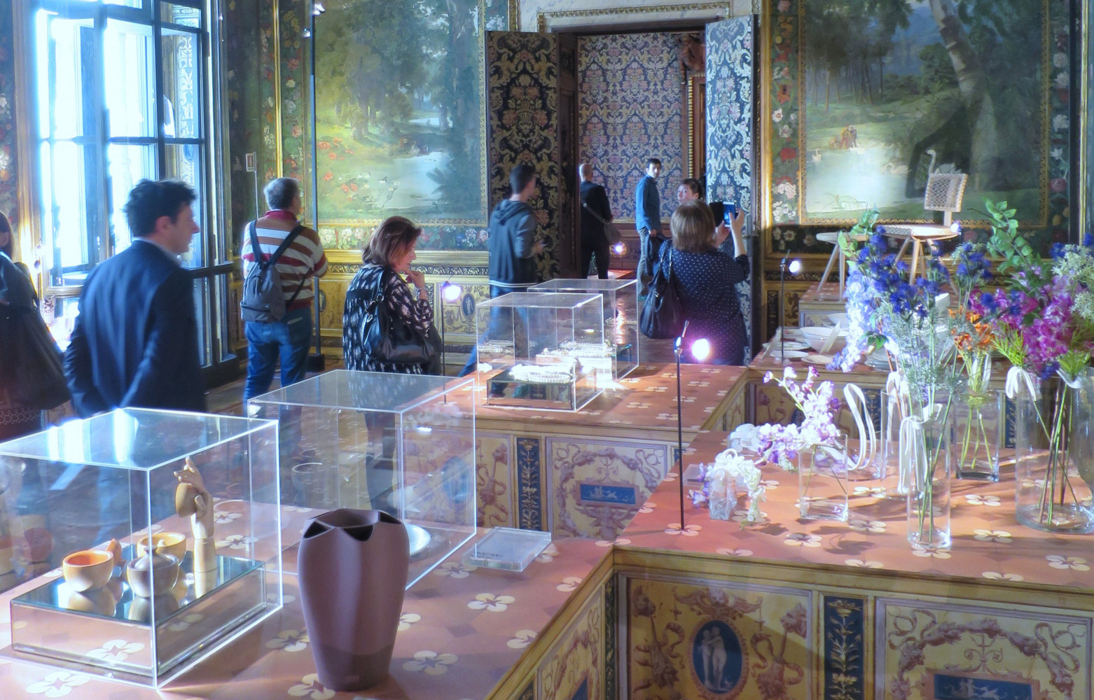 Au palazzo Turati, même les supports des vitrines de l’exposition restent dans le ton. Pour Nicole Uniquole,...