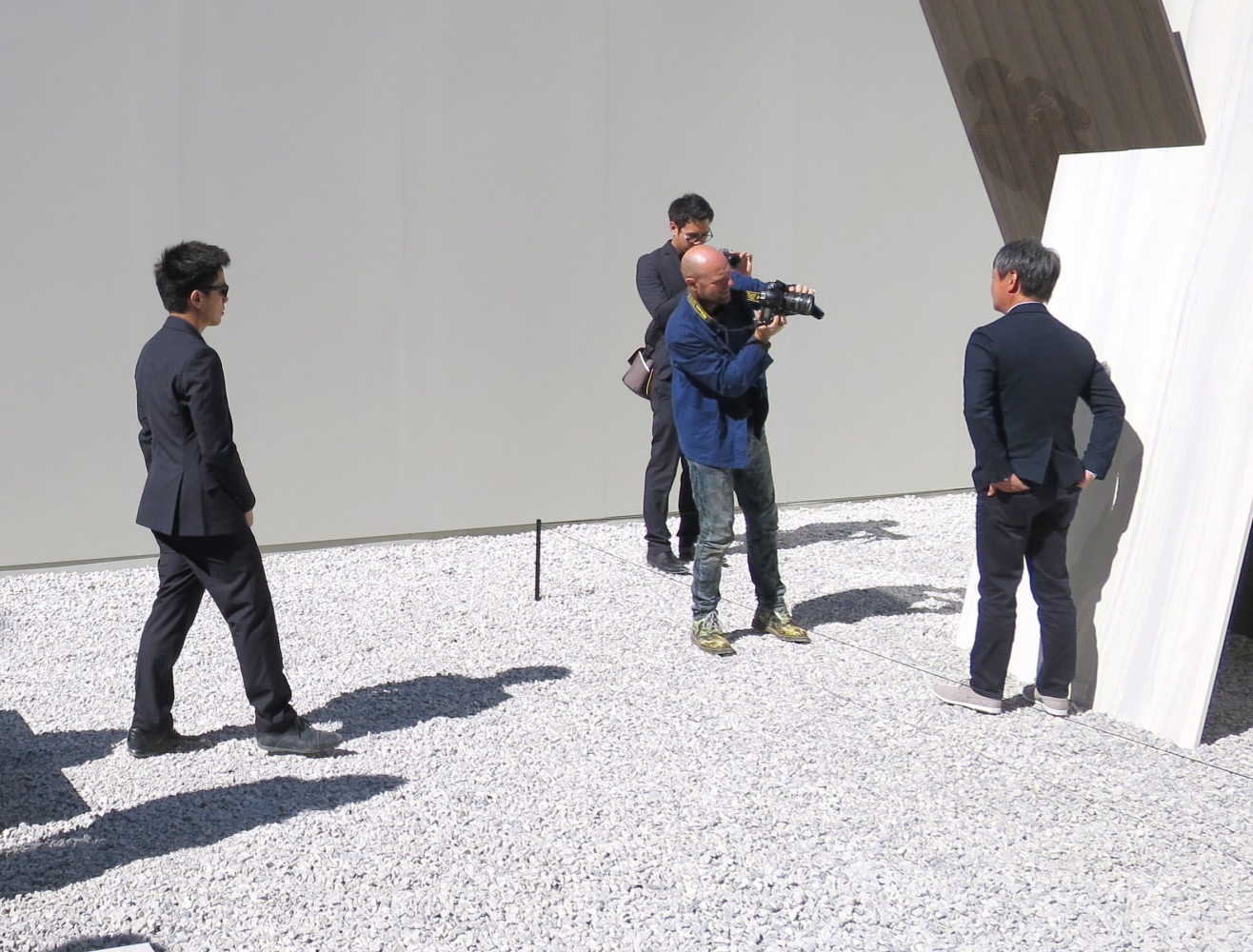 Naoto Fukasawa prend la pose au milieu de son installation mais il y a fort à parier...