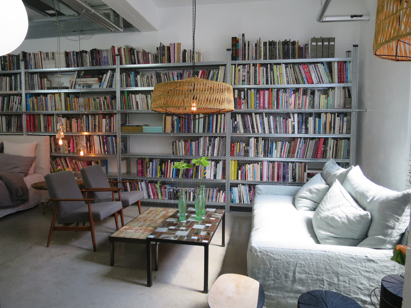 Paola Navone a bien fait d’enfermer ses livres. On s’assiérait volontiers pour bouquiner dans cet havre de...