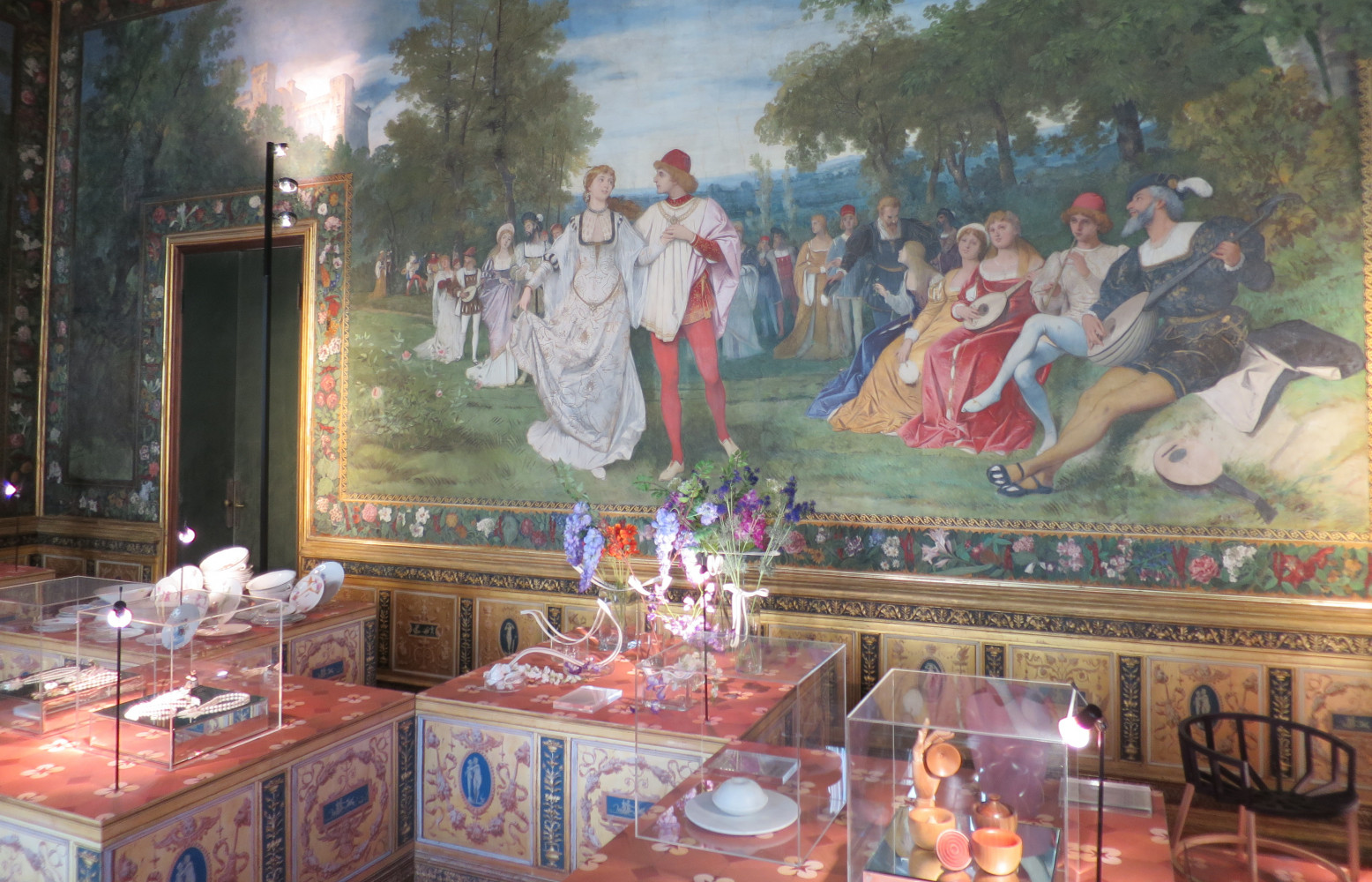 Pluridisciplinaire, l’exposition Masterly présente aussi bien du mobilier que des bijoux ou des vêtements. La façon dont...