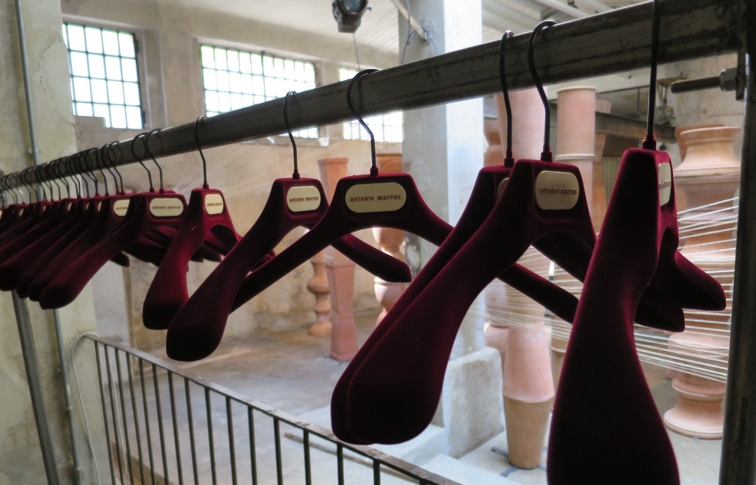 Au Circolo Marras, le soir, quand les convives arrivent, on suspend leurs effets sur ces cintres de...