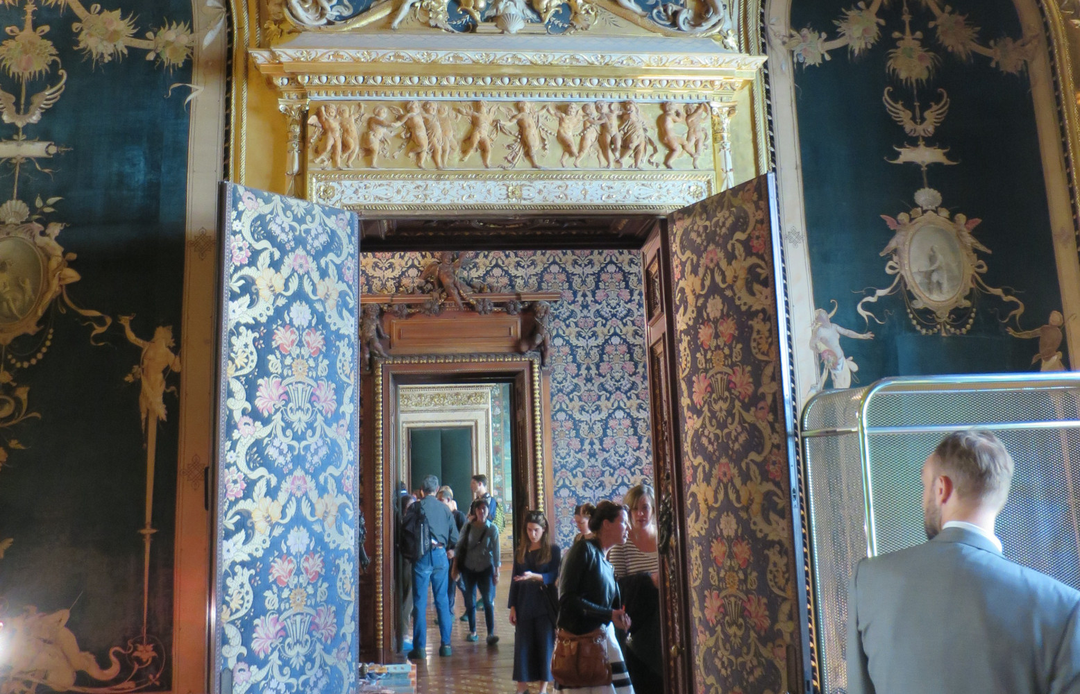 Les trois grandes salles en enfilade sont parsemées de design contemporain qui s’y intègre parfaitement. Comme le...