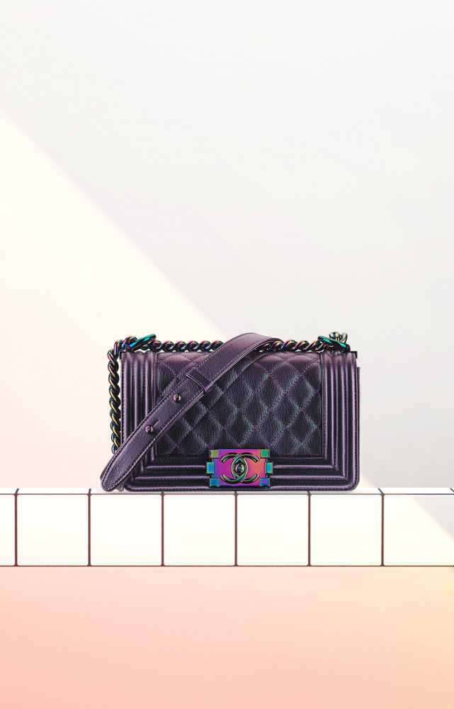Sac en cuir irisé violet. Chanel, 3 420 €.