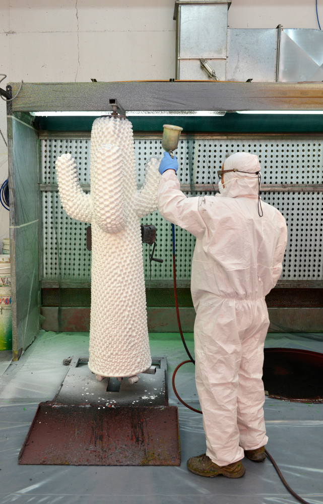D’abord peint à l’envers, le Cactus, réalisé en mousse de polyuréthane, est ensuite retourné afin d’être uniformément...