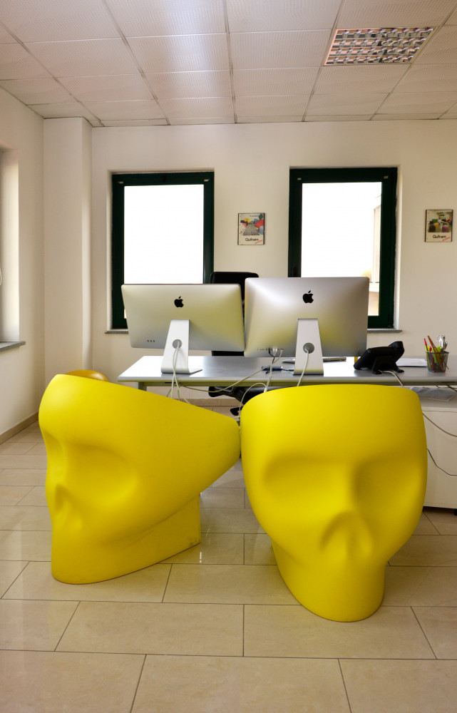Un duo de fauteuils Jolly Roger, signés en 2013 par Fabio Novembre, trône devant le bureau de...