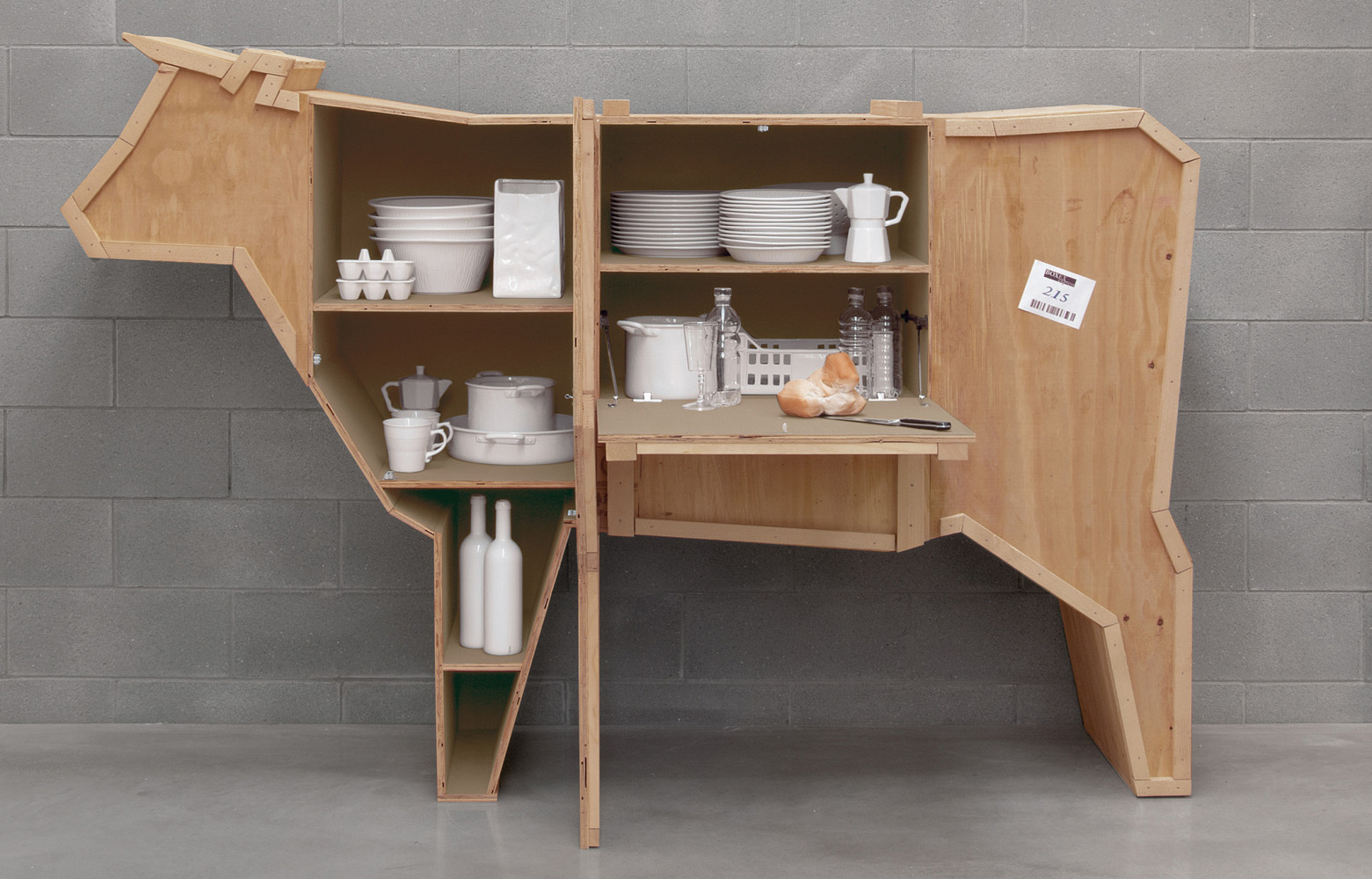 Buffet de la collection des « Sending Animals » à base de bois de caisses de transport.