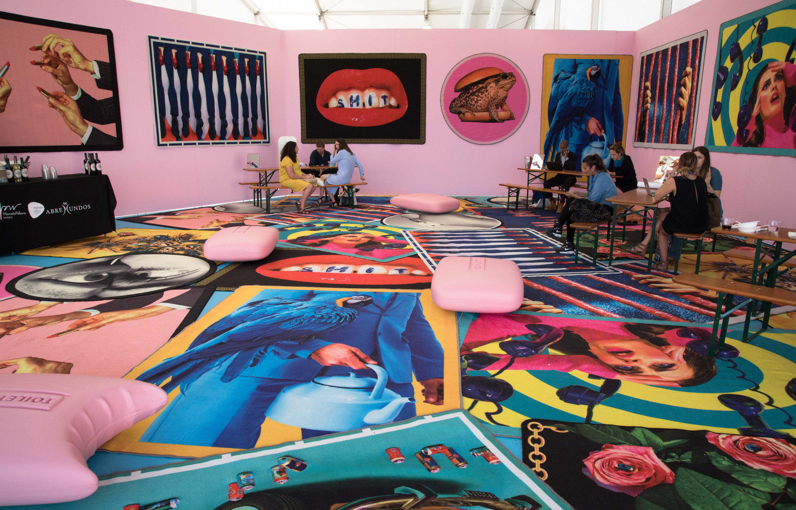 Seletti, chargé de décorer le lounge de l’espace Untitled à Art Fair Miami Beach, y a présenté...