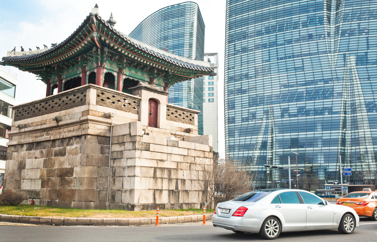 À Jongno-gu, Gwanghwamun désigne la porte principale du palais de Gyeongbokgung.