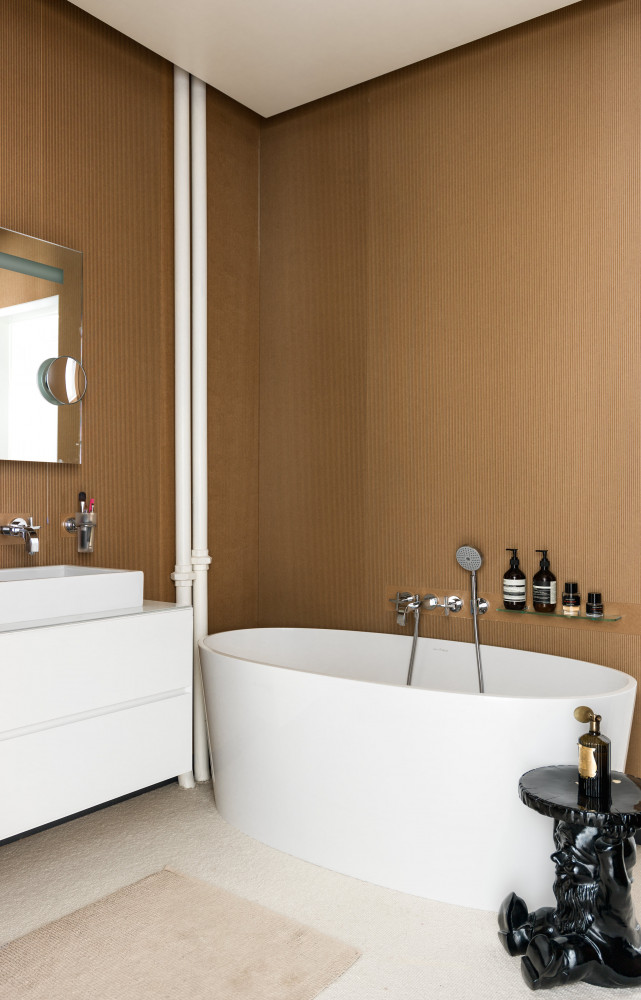 Dans la salle de bains des invités, la robinetterie est signée Antonio Citterio pour Axor (Hansgrohe). Mobilier...