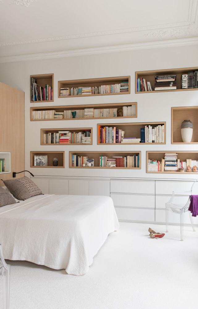 Dans la chambre à coucher à principale, les chaises Louis Ghost sont de Philippe Starck (Kartell, 2002)....