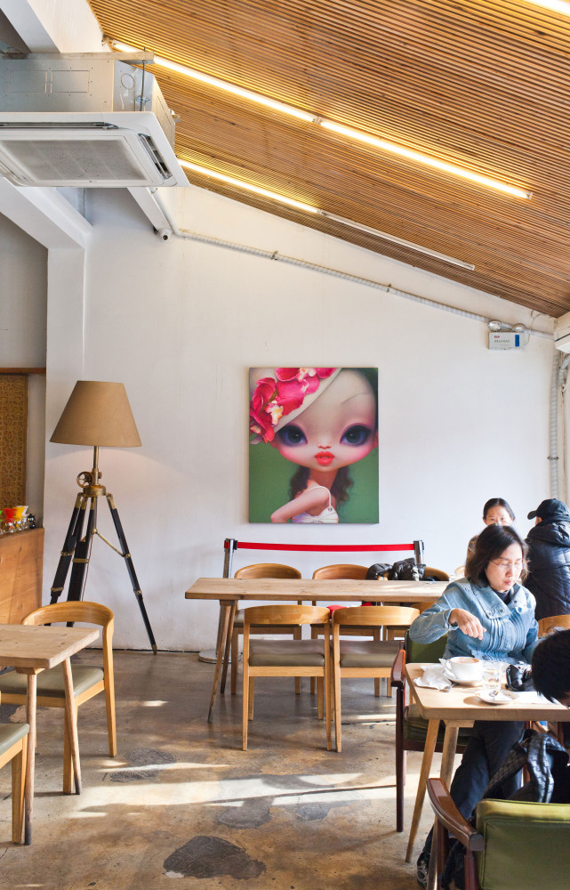 Idéale pour une pause déjeuner ou pour un verre, cette cantine aux saveurs panasiatiques dispose du wi-fi...
