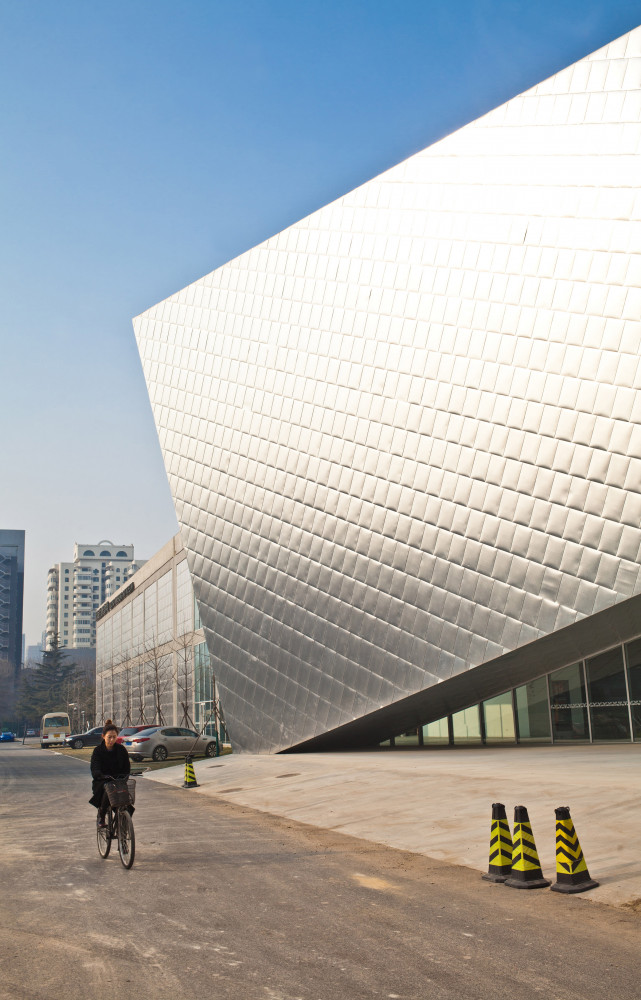 En bordure du 798, le Minsheng Art Museum de Shanghai a ouvert une antenne pékinoise qui entend...