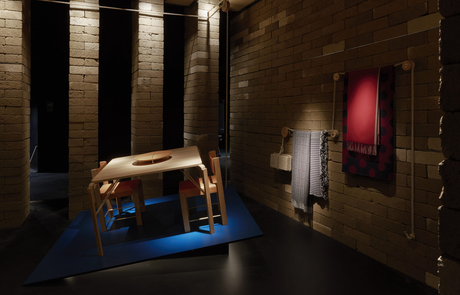 Table et plaids eux aussi en équilibre…