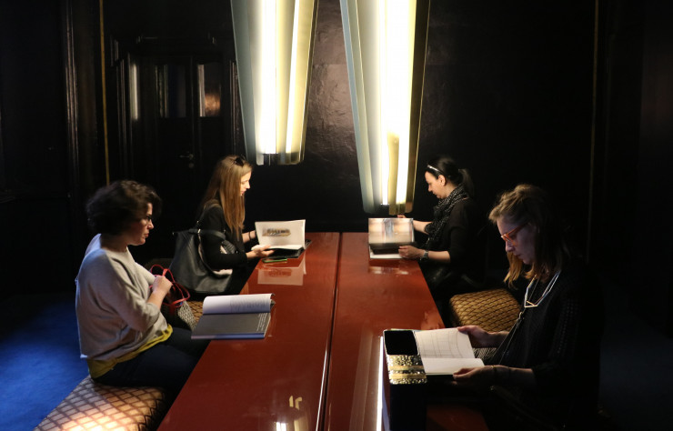 La table de consultation des nouveautés du Dimore Studio dans leur appartement milanais.