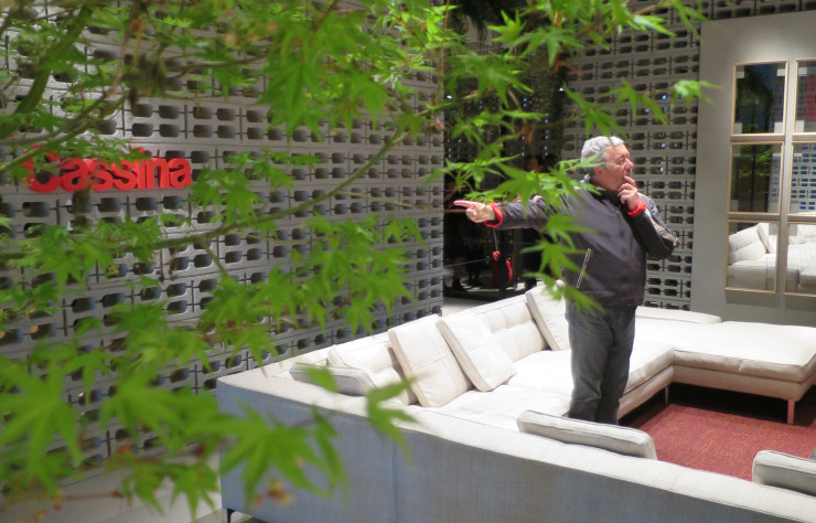 Accueilli comme une rockstar, Philippe Starck est venu présenter son canapé Volage EX-S sur le stand de Cassina.