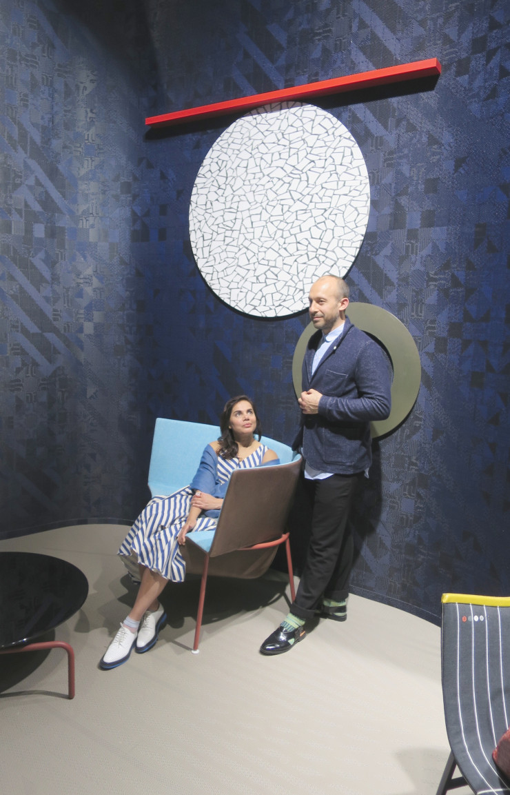 Les designers Nipa Doshi et Jonathan Levien ont dessiné pour Bolon les motifs d’une collection de revêtements de sol.