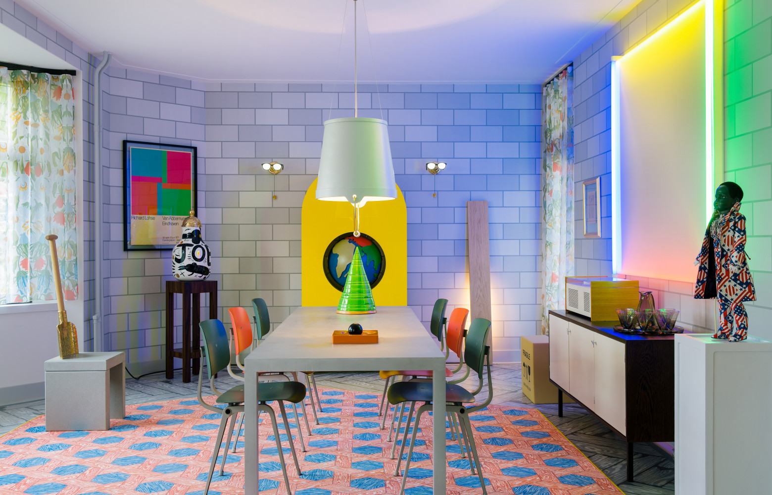 La salle à manger fait la part belle aux œuvres de Studio Job : la chaise dont me dossier...