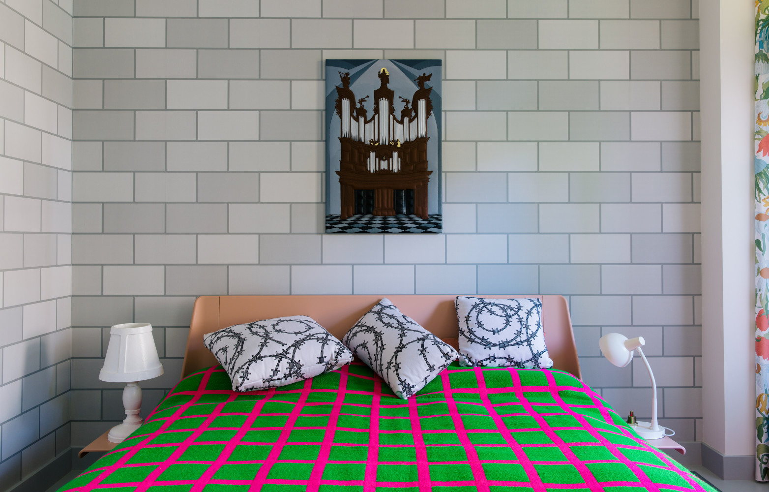  Dans la chambre, le papier peint Grey Brick de Studio Job, occupe les murs. L’imprimé du couvre-lit lui...