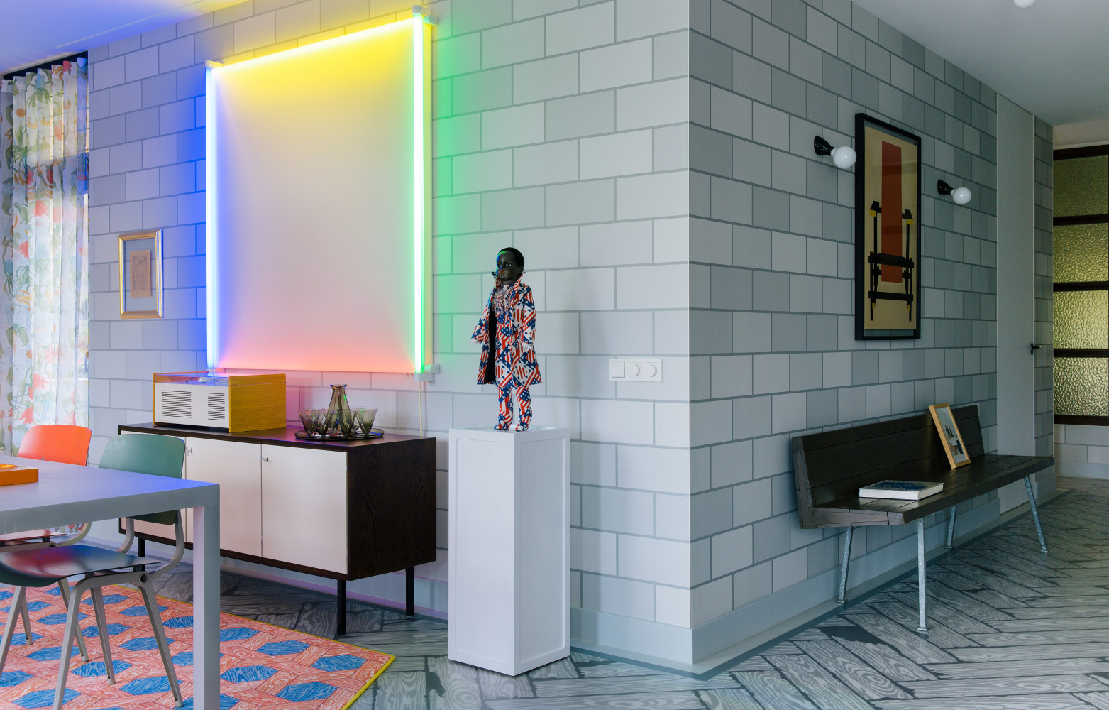 Sur le mur à gauche, sculpture lumineuse en néons d’Aldo Van den Nieuwelaar. Posé sur la crédence...