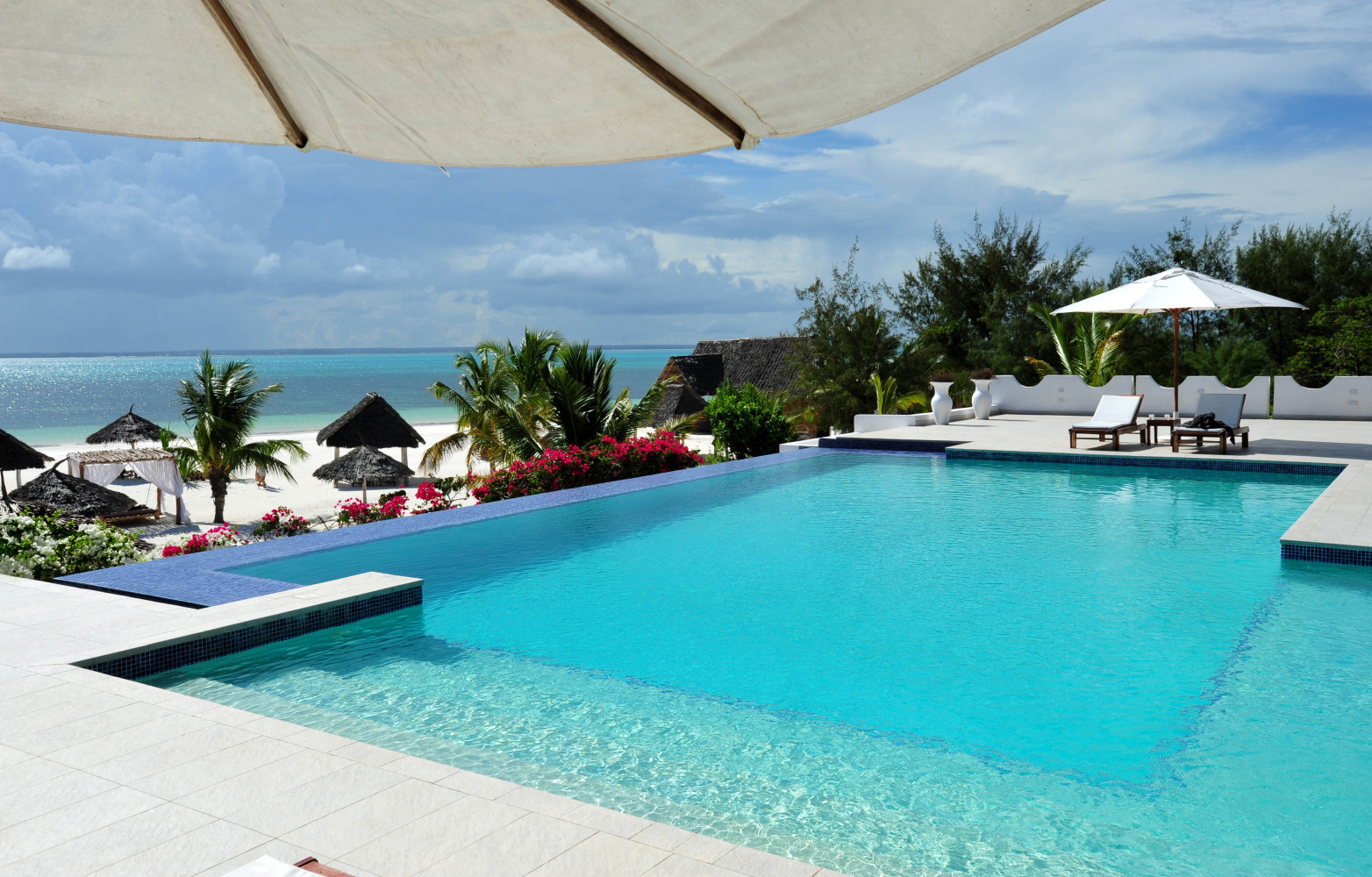 Sur la péninsule de Michamvi, la piscine à débordement de l'hotel Konokono.
